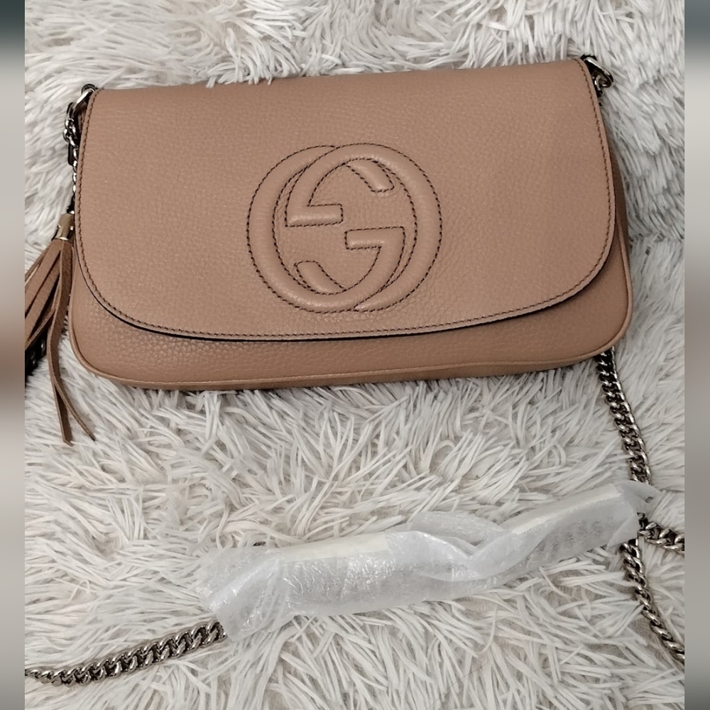 Gucci Pebbled Calfskin Medium Soho Flap Crossbody Cameli